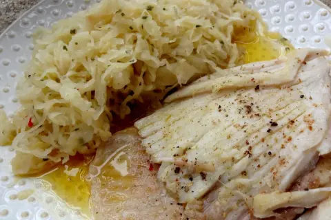 Une aile de raie tendre et savoureuse, servie avec une choucroute maison.