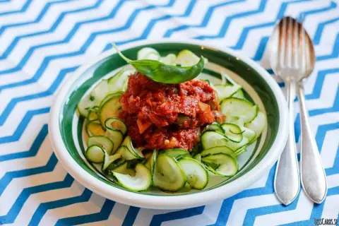 En läcker smalmat veckomeny: zucchinipasta med en smakrik tomatsås och färsk basilika. En lätt och fräsch rätt.