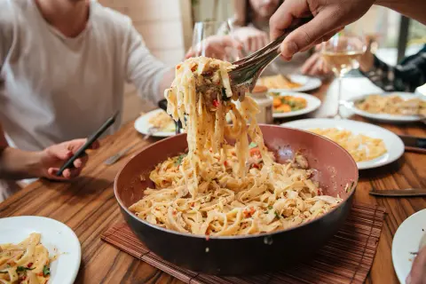 Pyszne **pasta** prosto z patelni, idealna na szybki obiad. **Tempo** przygotowania i **efekty** zachwycają!