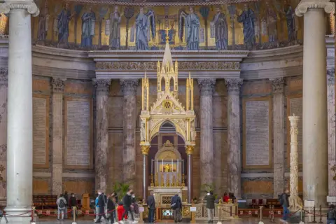 Magnifico ciborio dorato e mosaici antichi nella Basilica di San Paolo Fuori le Mura.