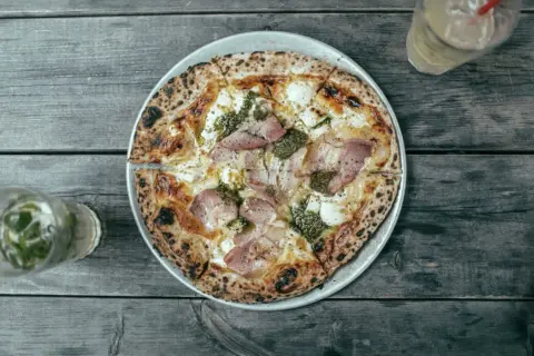 Jakie dodatki do pizzy? Odkryj nietypowe i pyszne połączenia