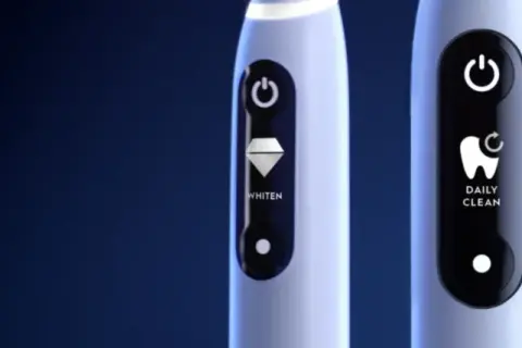 Tre spazzolini elettrici Oral-B con display: uno per sbiancare, uno per pulizia quotidiana e uno per la cura delle gengive.