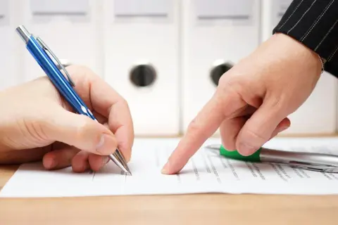 Lekarz odmówił L4? Sprawdź, kiedy ma prawo i jak się bronić.