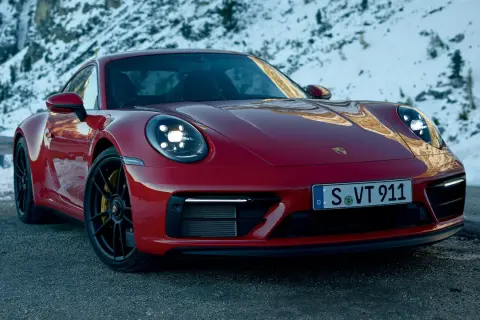 Czerwone Porsche GTS 911 na tle ośnieżonych gór.