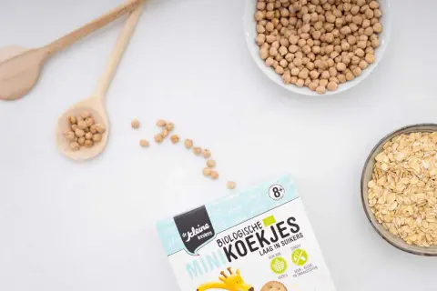 Kichererbsen sind von Natur aus glutenfrei. Hier sind Kichererbsen, Haferflocken und Kekse für Babys.