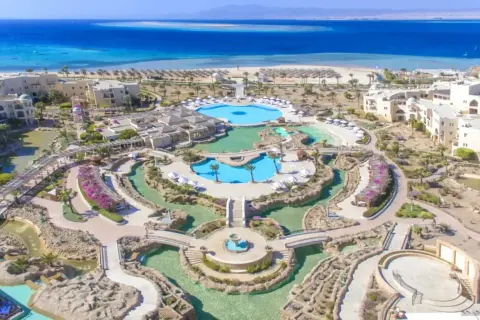 Luksusowy resort w Soma Bay, Egipt, z basenami, palmami i widokiem na turkusowe morze.