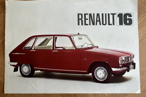 En röd Renault 16, en klassisk bil med en unik design, visas i profil.