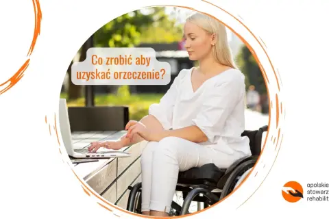 Kobieta na wózku inwalidzkim korzysta z laptopa, szukając informacji o tym, jak złożyć wniosek o wydanie orzeczenia o stopniu niepełnosprawności.