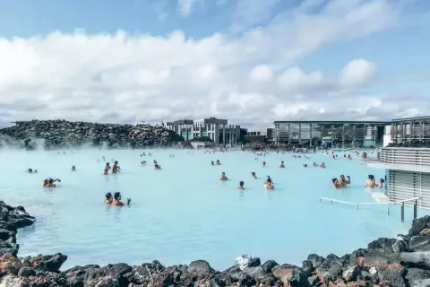 Blue Lagoon Islandia: cena relaksu w geotermalnych wodach. Tłumy kąpią się w mlecznoniebieskiej wodzie, otoczonej wulkanicznym krajobrazem.