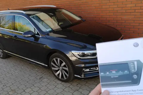 Czarny Passat 2.0 TDI z dokumentacją App-Connect.