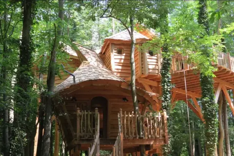 Magnifiques cabanes dans les arbres en Île-de-France, nichées au cœur d'une forêt luxuriante. Un rêve d'enfant devenu réalité.