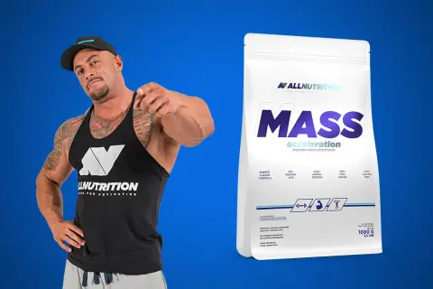 Mięśniak w koszulce ALLNUTRITION wskazuje na opakowanie odżywki MASS ACCELERATION. To gainer co to? Produkt dla budujących masę.