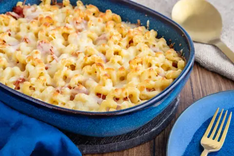 Herzhaftes Nudel Schinken Gratin, goldbraun überbacken mit viel Käse, bereit zum Servieren.