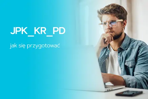 Mężczyzna w okularach pochyla się nad laptopem, zastanawiając się nad JPK_KR_PD. Jak się przygotować do tego zadania?
