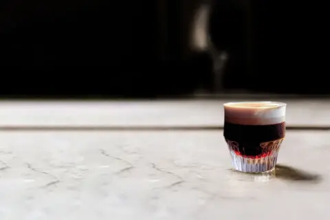 En vacker kaffe spanien, en lager på lager-drink med mörk espresso och krämigt skum, serverad i ett elegant glas.