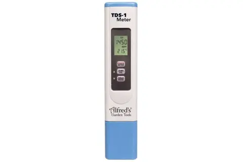 Un appareil blanc et bleu, un TDS-1 Meter, affiche 1450 ppm et 21.5°C. Idéal pour tester l'eau de votre jardin.