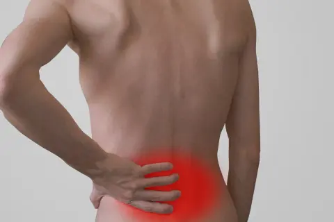 Dolore alla schiena, con un'area rossa che evidenzia i sintomi di uno strappo lombare.