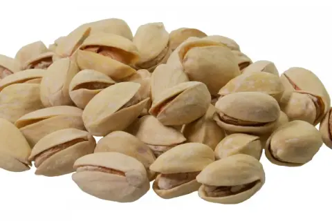 Kupa pistacji, które choć pyszne, mają swoje pistacje kalorie. Idealne na przekąskę, ale warto pamiętać o umiarze.