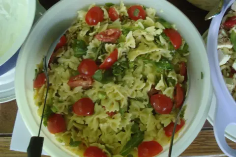 Farfalle-Nudelsalat mit Kirschtomaten und Rucola, perfekt für Salate zum Grillen von Landfrauen.