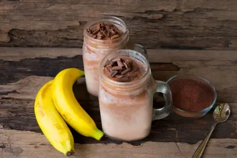 Koktajl bananowy z kakao: Przepis na idealny smak i zdrowe warianty