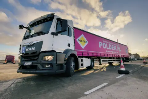 Ciężarówka MAN z naczepą "POLDEK" na placu manewrowym. Szkoła jazdy "POLDEK" od ilu lat szkoli kierowców?