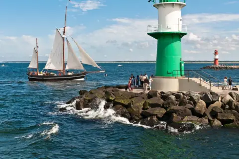 Segelschiff und Leuchttürme am Meer – so lässt sich ein schöner Tag gestalten, wenn man in Rostock ist.