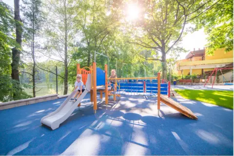 Jak wygląda plac zabaw? Odkryj jego elementy i funkcje dla dzieci