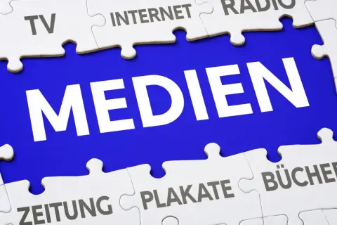 Puzzle-Teile mit "MEDIEN" im Zentrum, umgeben von "TV", "INTERNET", "RADIO", "ZEITUNG", "PLAKATE", "BÜCHER". Der megatrend digitalisierung verbindet sie alle.