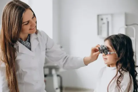 Kiedy z noworodkiem do okulisty? Nie przegap ważnych objawów i pierwszej wizyty!