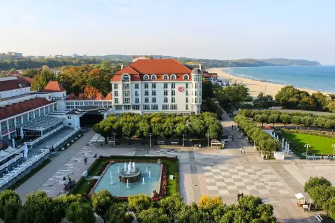 Sopot oferuje wiele atrakcji dla dzieci, w tym piękny widok na plażę i morze, park z fontanną oraz tereny spacerowe.