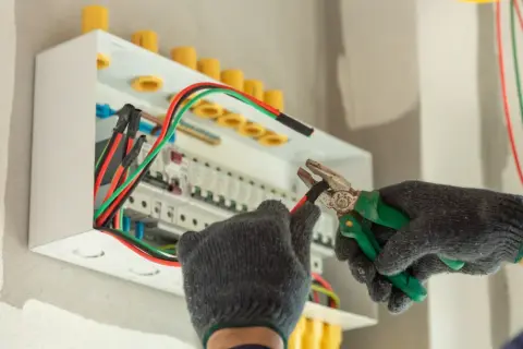 Ile zarabia elektryk w Polsce? Zaskakujące różnice w wynagrodzeniach
