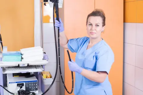 Kolonoskopia: Gastroenterolog czy proktolog? Kogo wybrać?
