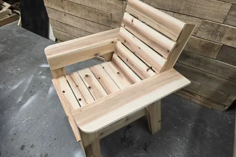 Krzesło z desek DIY: Zbuduj je sam i oszczędź 50%!