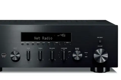 Amplituner Yamaha R-N600A z pilotem. Dowiedz się, jak podłączyć amplituner Yamaha do internetu, by cieszyć się Net Radio.