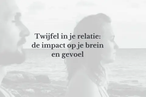 Twee mensen kijken naar de zee. Tekst: "Twijfel in je relatie: de impact op je brein en gevoel." Vertrouwen twijfel relatie quotes.