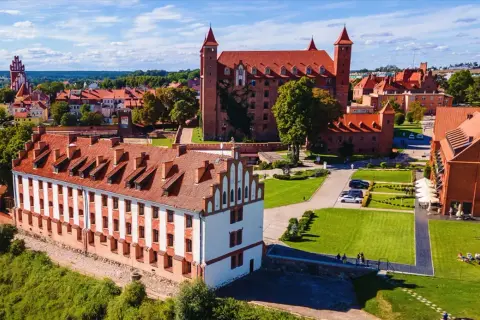 Zamek Kliczków, malowniczy kompleks z czerwonej cegły, zachwyca architekturą. Warto sprawdzić opinie przed wizytą!