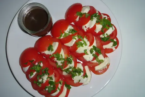 Sosy do pomidorów z mozzarellą: Klasyka, wariacje i triki!