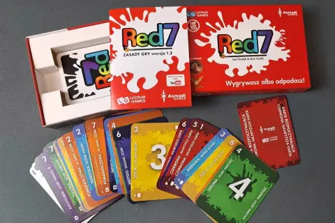 Gra Red7, idealna zabawy dla 4 osób. Kolorowe karty i zasady gry.