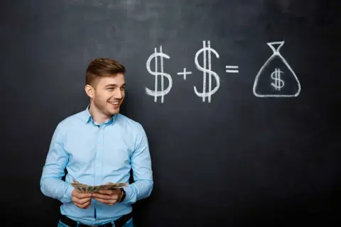 Giovane uomo con soldi in mano, davanti a una lavagna con disegnati simboli del dollaro e un sacco di soldi. Calcola quanto costa un dipendente che prende 1.500 euro.