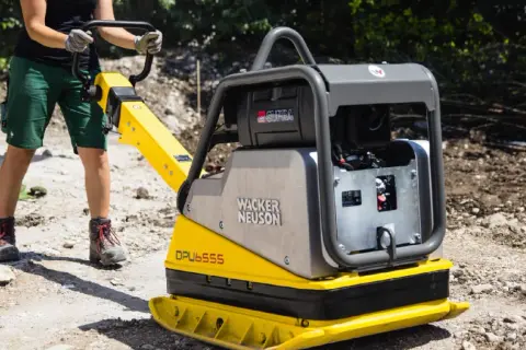 Zagęszczarka 500 kg Wacker Neuson DPU6555 zapewnia dużą głębokość zagęszczania gruntu na budowie.