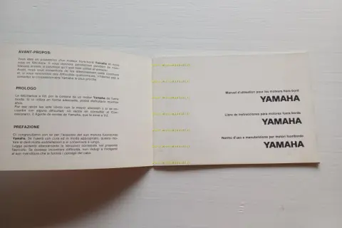 Libretto motore fuoribordo Yamaha, con istruzioni in diverse lingue.