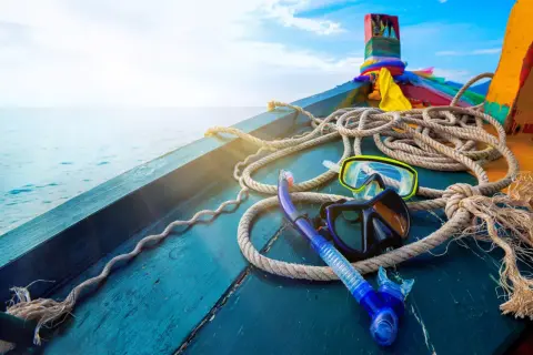 Dykutrustning och rep på en båt. Perfekt för din packlista Thailand för äventyr i havet.