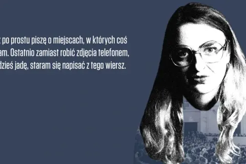 Kobieta w okularach, z tekstem o pisaniu wierszy. Jej słowa to poezja współczesna, wiersze rodzą się z przeżyć.