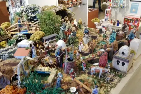 Detalle de belenes en Zaragoza, con figuras bíblicas, animales y construcciones en miniatura.