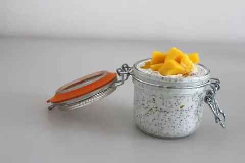 Un pot de pudding de graines de chia avec des morceaux de mangue. Un délice sain, découvrez le graine de chia bienfait.