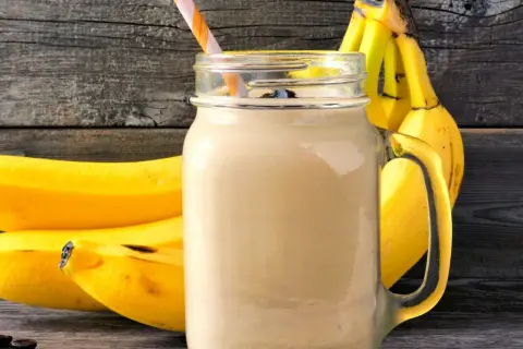 Pyszny, kremowy shake proteinowy na odchudzanie z bananem i kawą. Idealny na zdrowy początek dnia.