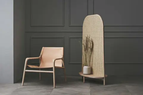 Ein Ledersessel und ein Rattan-Raumteiler mit Trockenblumen bieten eine stilvolle alternative zu tapete.