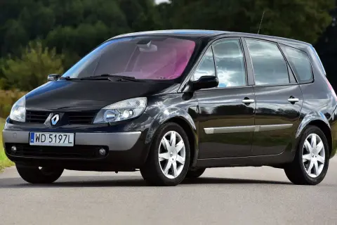 Czarny Renault Scenic z dwoma żarówkami z przodu, gotowy na malowniczą podróż.