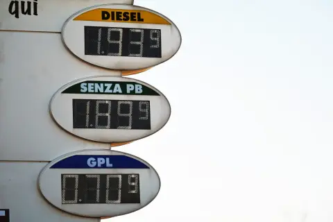 Prezzi carburanti: Diesel 1.939, Senza PB 1.899, GPL 0.709. Il costo del GPL è notevolmente inferiore.