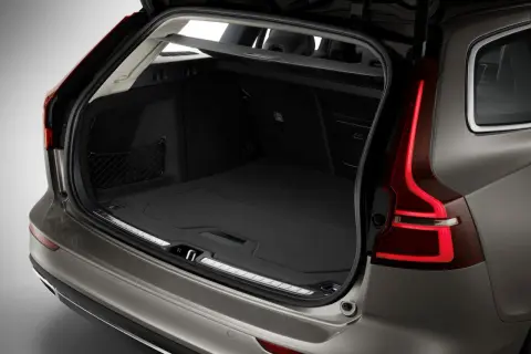 Otwarty bagażnik Volvo V60, pokazujący jego przestronność i praktyczne rozwiązania. Idealny na wakacyjne wyjazdy, dzięki przemyślanym wymiarom.
